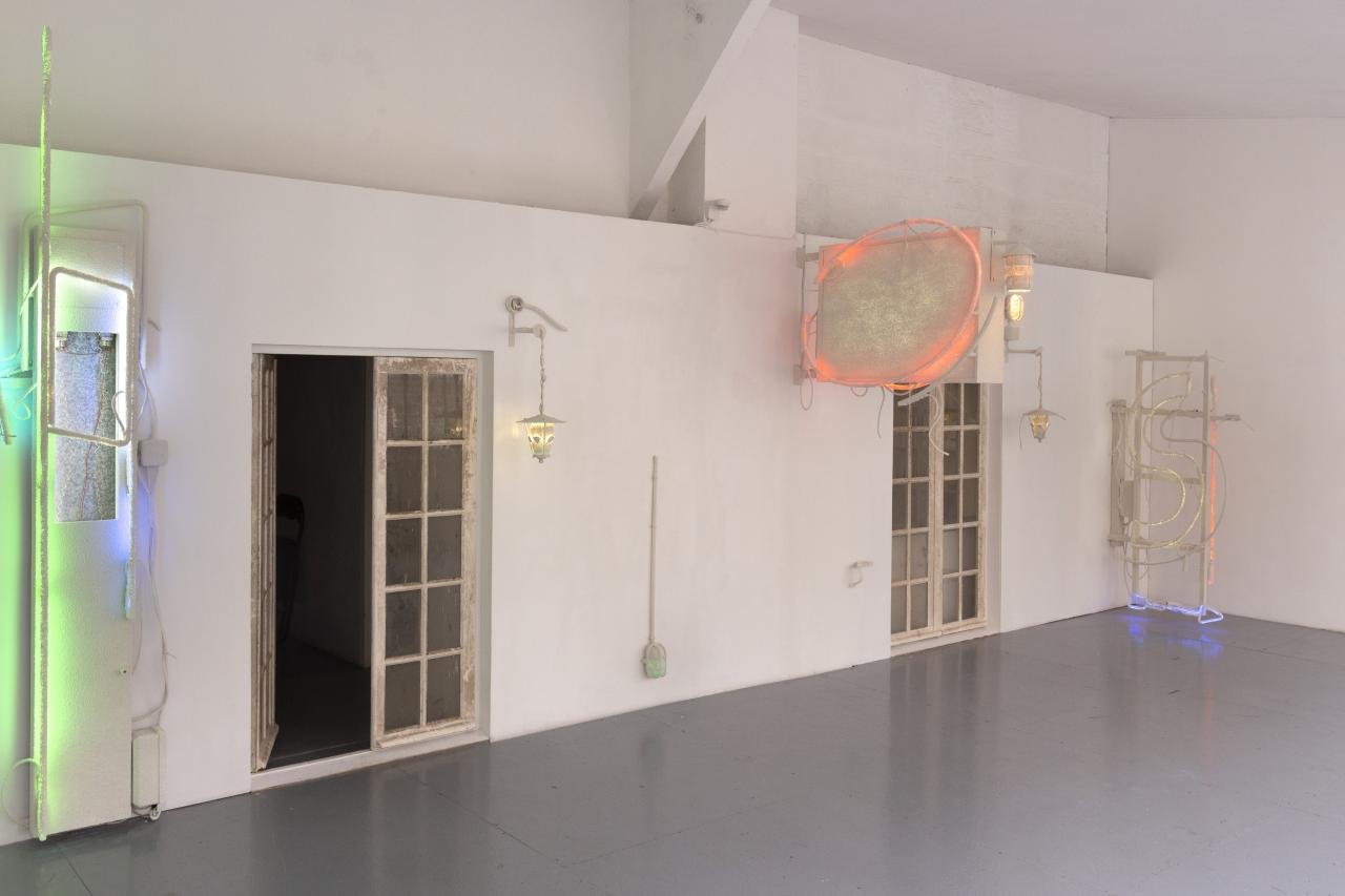 Rémi Groussin, *Bar parallèle*, installation, 2angles, 2022. Image : Maria Giovanni