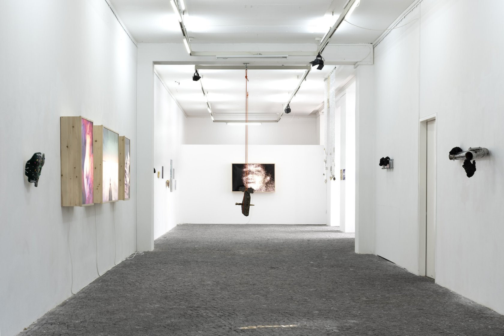Vue de l’exposition “Iridescence. To set what is fading”, gr_und © James Verhille