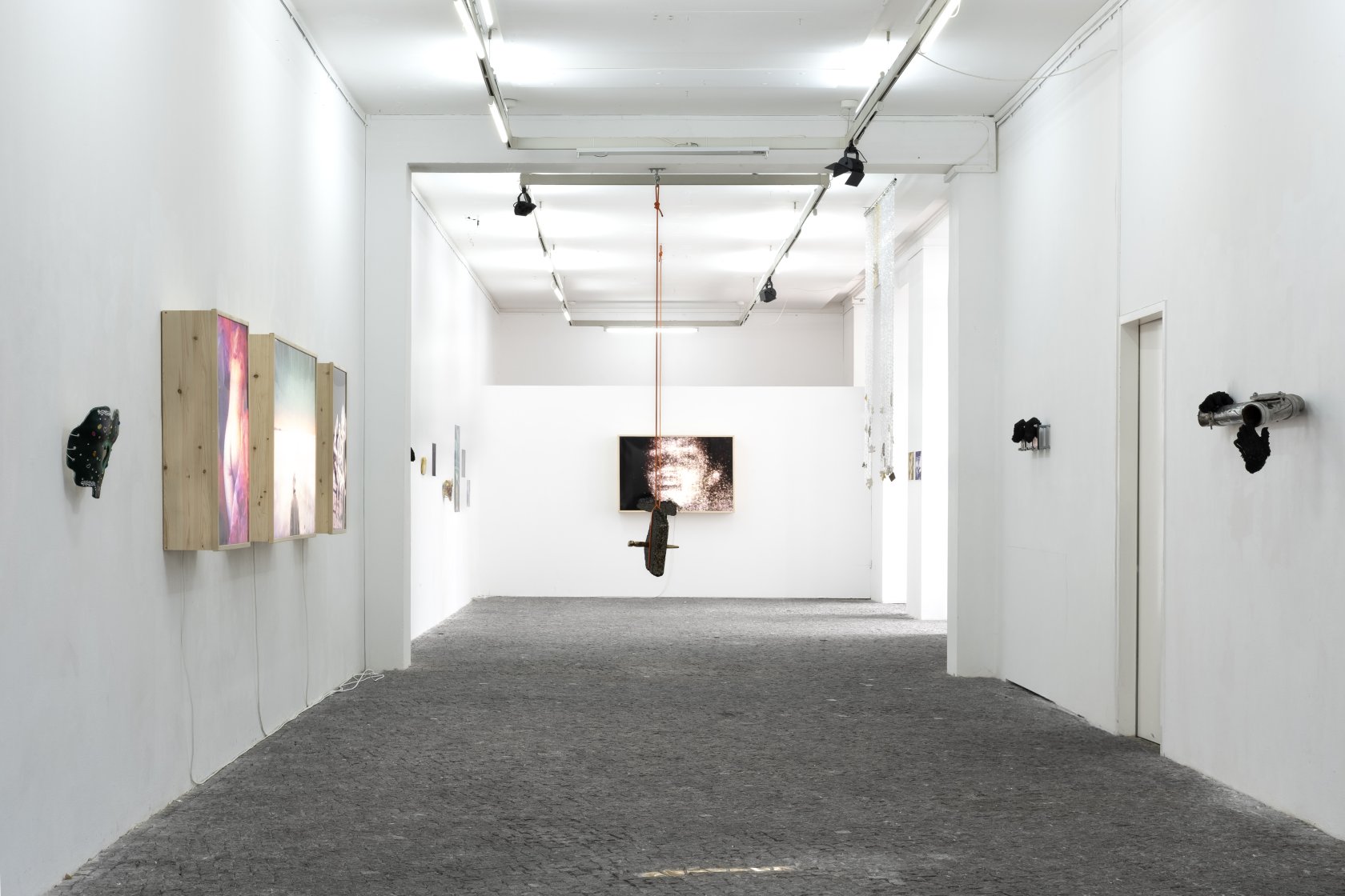 Vue de l’exposition “Iridescence. To set what is fading”, gr_und © James Verhille