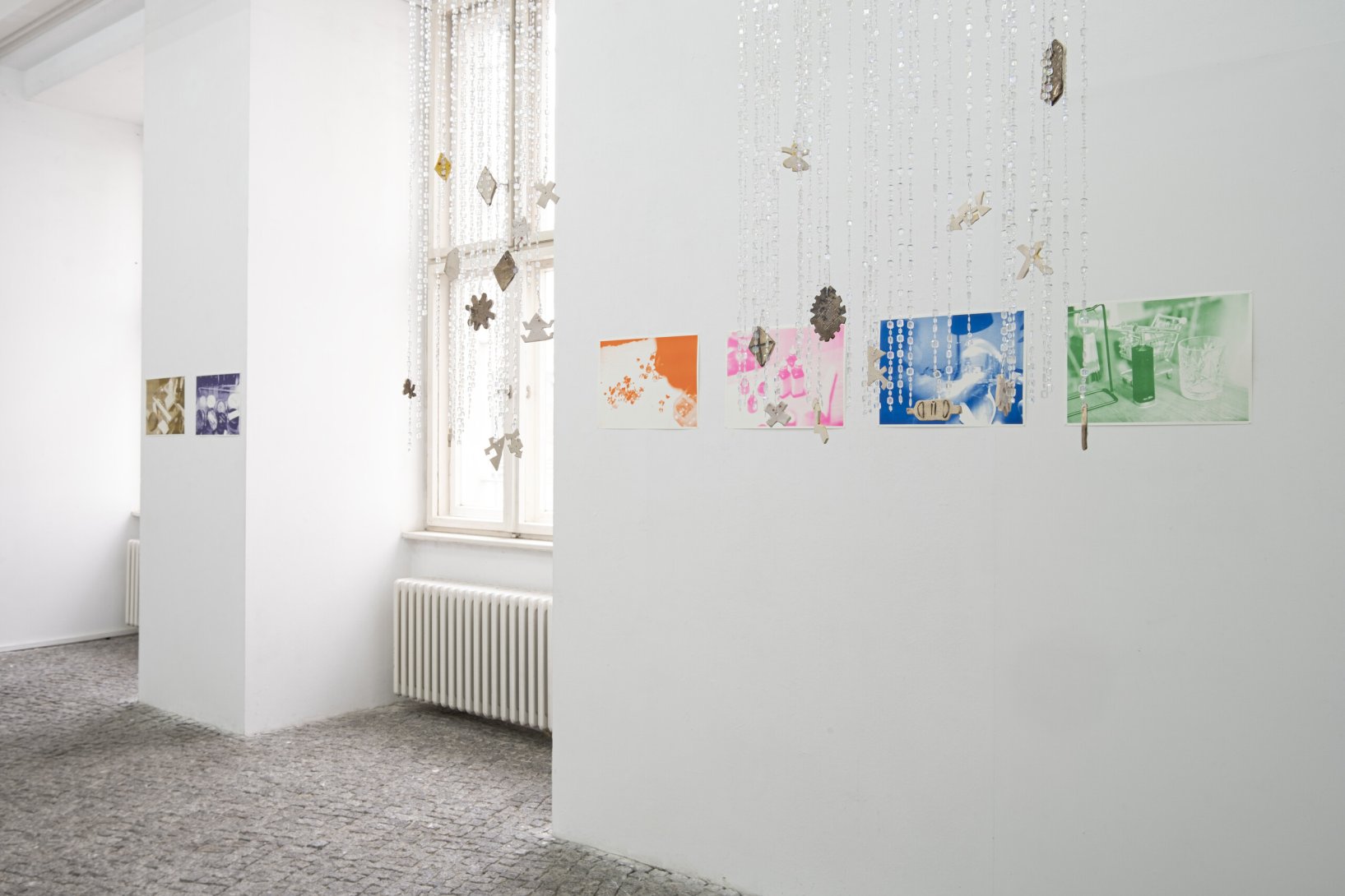 Vue de l’exposition “Iridescence. To set what is fading”, gr_und © James Verhille