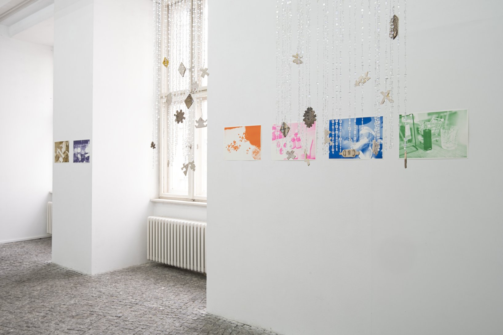 Vue de l’exposition “Iridescence. To set what is fading”, gr_und © James Verhille