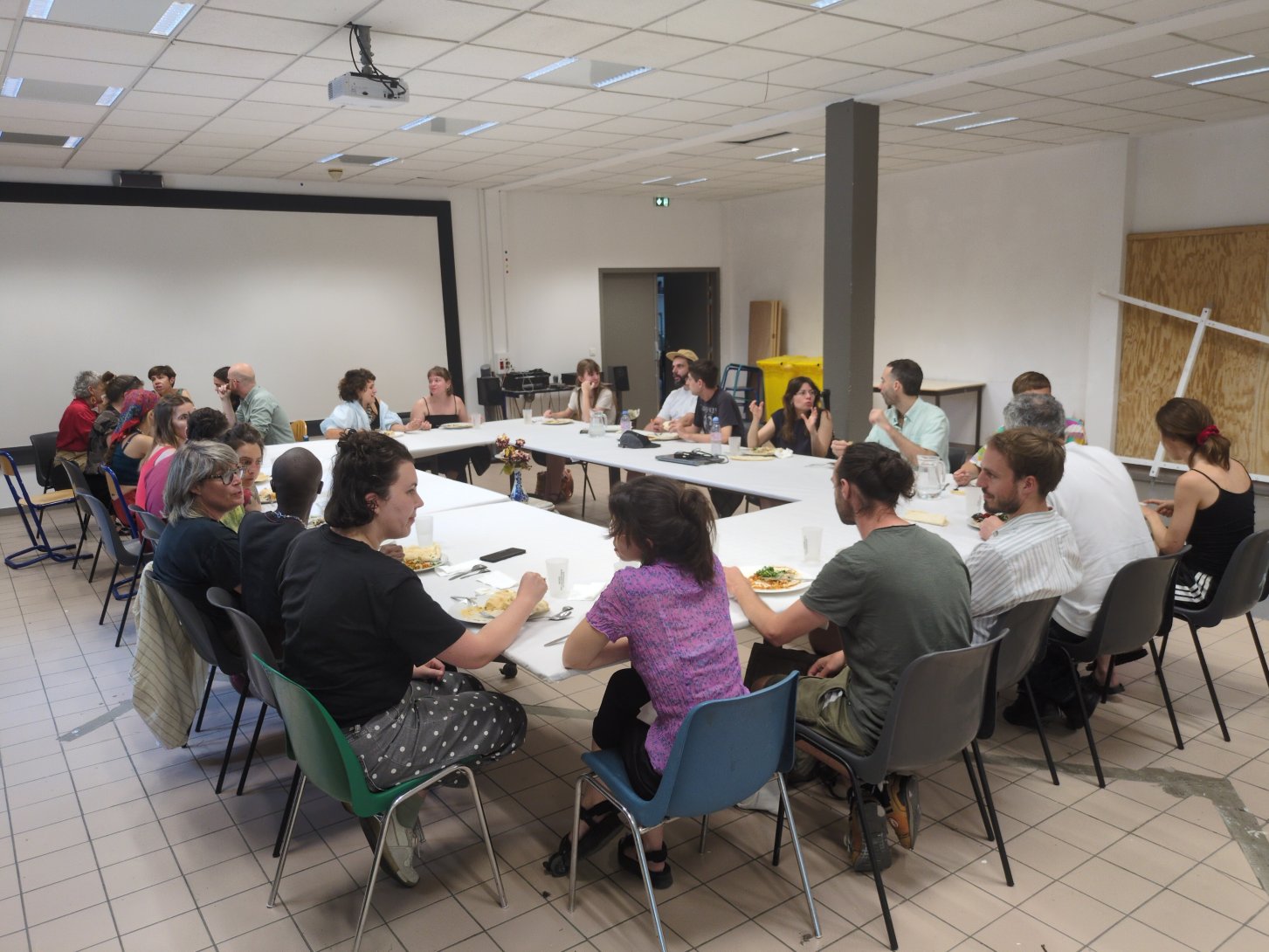 Rencontres professionnelles *Présences* #6, repas collectif à l’ésadhar de Rouen, juillet 2026