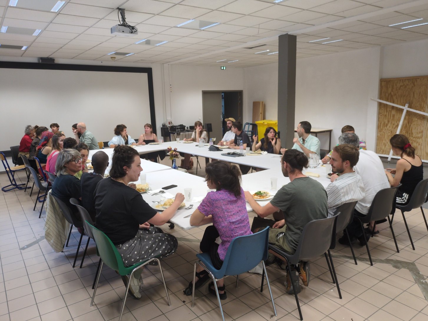 Rencontres professionnelles *Présences* #6, repas collectif à l’ésadhar de Rouen, juillet 2026