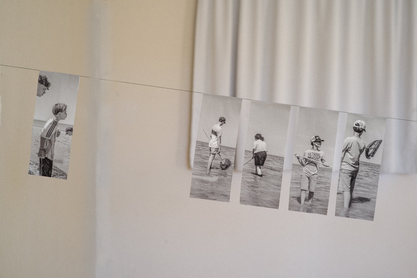 *Soudain l’été prochain* 2025, Pierre-Yves Racine, exposition des photographies prises lors de l’atelier avec les adolescent·es pendant la résidence, tirages jet d’encre, Les Esnèques, Courseulles, juillet 2025. Photo : Pierre-Yves Racine