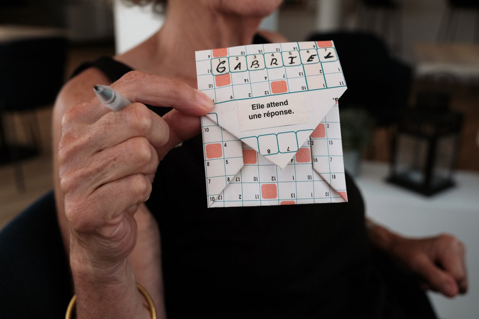 *Soudain l’été prochain* 2025, Camille Le Clainche, *Elle attend une réponse*, enveloppe réalisée avec les participant·es du Village de vacances Les Tourelles, Asnelles. Photo : Camille Le Clainche